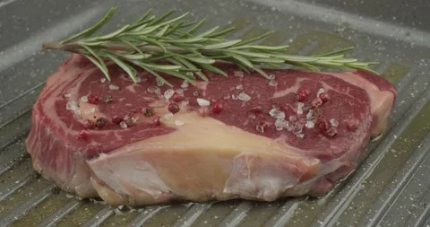 Panfrying a beefsteak in a griddle pan closeup 動画素材 145317756