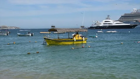 A panga coming ashore. Video stock 133725824