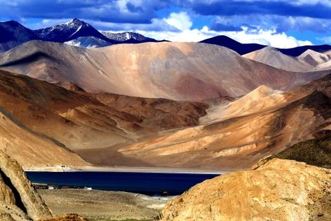 Pangong Tso lake with the mountain ranges in the background,  in Ladakh, Jamm 스톡 사진