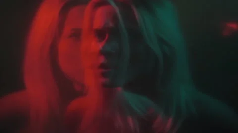 Panic attack scared woman night horror neon dark Vidéo 194367380