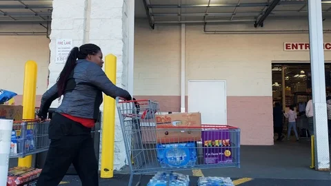 Panic shopping at Costco during the coronavirus outbreak in the DC area Video stock 125922030