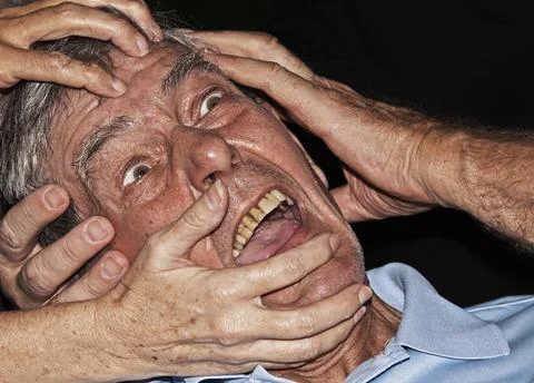  Panikattacke 65jähriger Mann erlebt einen Albtraum 65 year old man is liv.. Stock Photos
