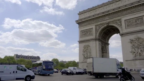 Panning across Arc de Triomphe traffic circle cars driving motorcycle Paris Stockbeeldmateriaal 93814058