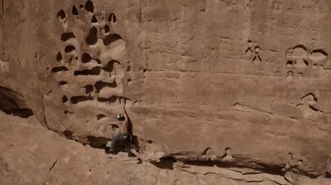 Panning Aerial Shot of Rock Climber near Moab, Utah 스톡 동영상 61404953