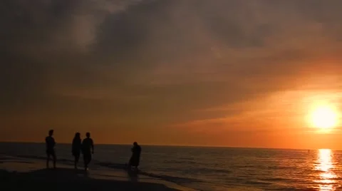 Panning from beach to ocean in sunset Vídeos de archivo 45512743