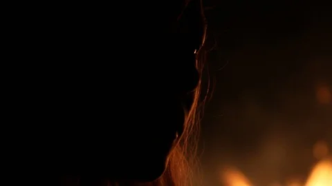 Panning from blurred fire to kid's face Stock Footage 122801954