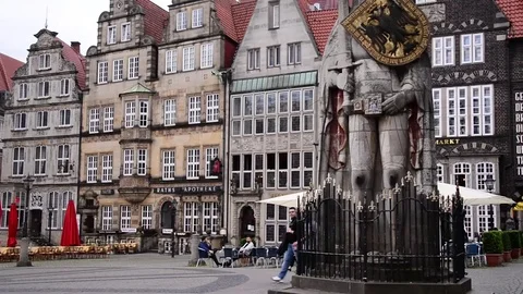 Panning of Bremen Roland Statue Stock Footage 79670964