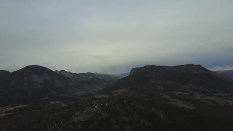 Panning camera around to show a misty mountain landscape Stockbeeldmateriaal 167675398