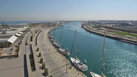 Panning camera through the Marina of valencia in the morning, restaurant, place Video stock 77971751