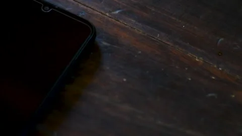 Panning of a cell phone on a table with a notification Vídeos de archivo 149785692