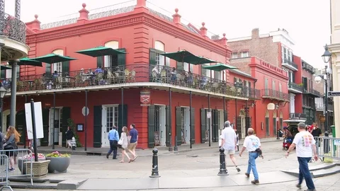 Panning Chartres street, Jackson square, St Louis Cathdral in New Orleans Video stock 101745722