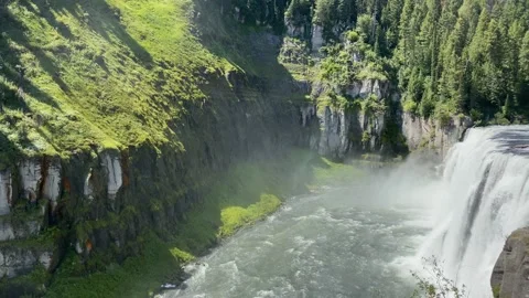 Panning clip of Upper Mesa Falls in Idaho, USA Vídeos de archivo 136421216