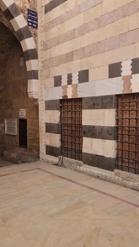 Panning close-up shot of the lower mosque wall with a stone pattern Stock-Footage 314313958
