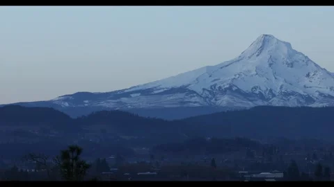 Panning close view of Mount Hood, Oregon, USA, as seen from Hood River 库存影片 330666173