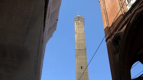 Panning down Asinelli Tower to narrow city street in Bologna, Italy Stock-Footage 93592458