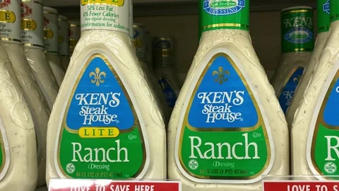 Panning down on bottles of Kens Ranch Salad Dressing at a Publix grocery stor Stock Footage 156901053