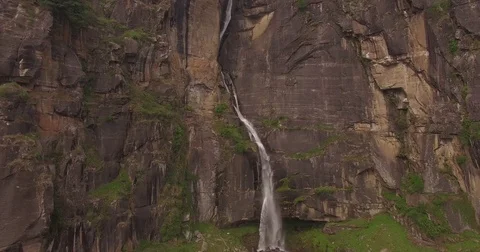 Panning down the length of a thin waterfall Stock Footage 81014540