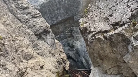 Panning-down shot of canyon at Heart Creek, Canmore, Alberta Vidéo 160093572