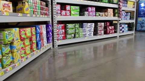 Panning down soda aisle Vídeos de archivo 59757923