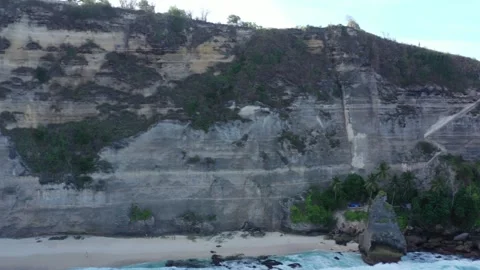 Panning drone across the cliffs and beach of Diamond Beach 動画素材 339128067