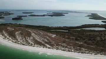 Panning Drone Shot of Shell Key and Tierra Verde, Florida Видео 85645818