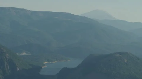 Panning on far view of Mount Saint Helens and Rim Rock lake in Gifford Pinchot Vidéo 247877254