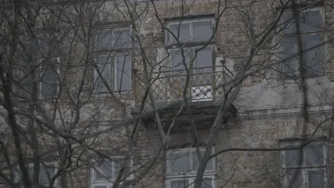 Panning on a Ghetto building 4K Vídeos de archivo 147128400
