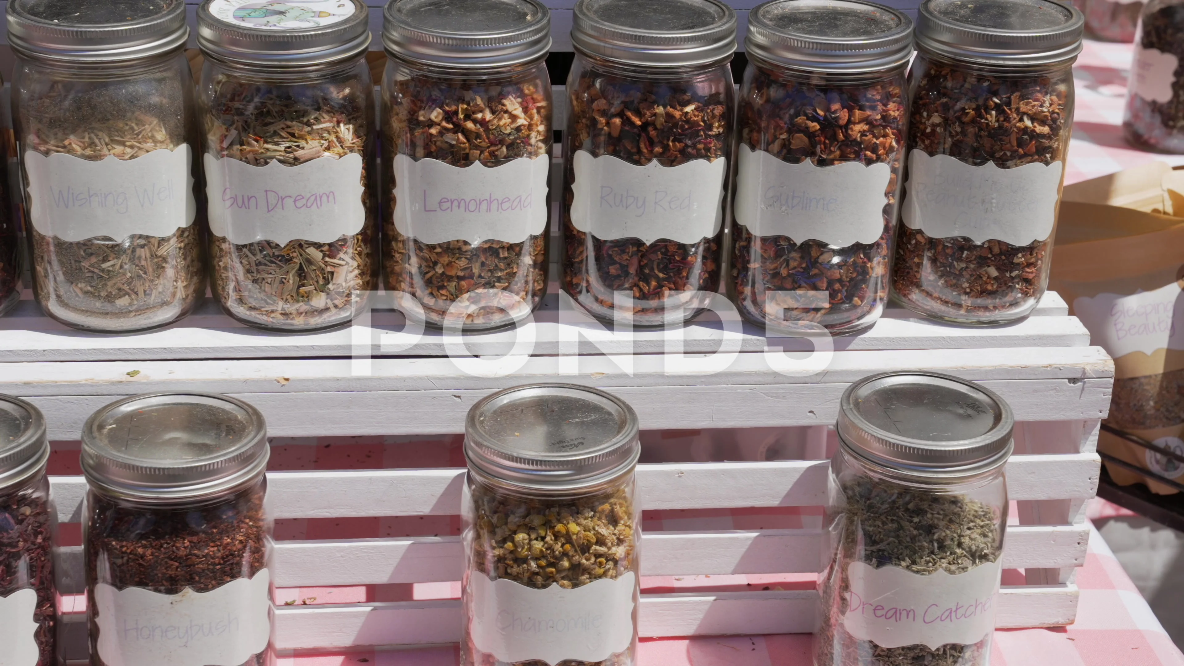 panning jars of tea leaves, Stock Video
