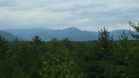 Panning left across the Catskill Mountains, revealing forested slopes and 스톡 동영상 334653362