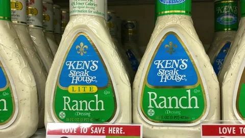 Panning left on bottles of Kens Ranch Salad Dressing at a Publix grocery stor Stock Footage 156901066