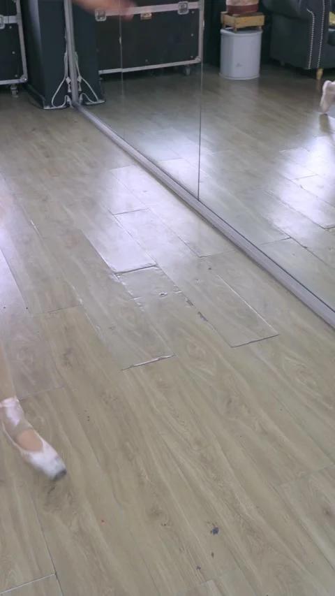 Panning left of mirrored dance studio in ballet practice. 動画素材 334884768