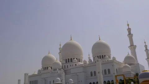Panning left to reveal Sheikh Zayed Mosque in Abu Dhabi Stock-Footage 104860262