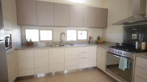 Panning from left to right of modern Kitchen Vídeos de archivo 115209789