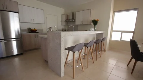 Panning from left to right of modern kitchen Vídeos de archivo 115216200