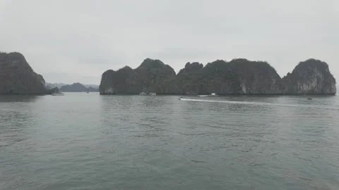 Panning left shot limestone karst formations at halong bay Видео 287595390