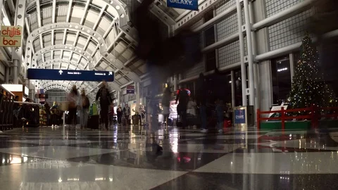 Panning left time lapse of a busy airport terminal at O'Hare International Vidéo 123054705