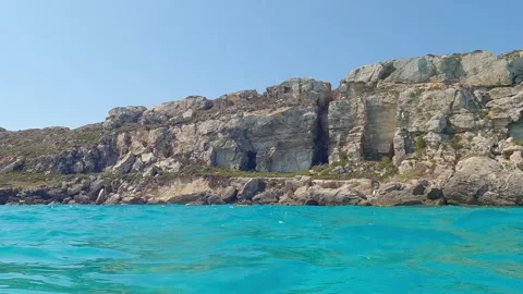 Panning left view of Cala Rossa cove at Favignana, slow motion Vidéo 278942525