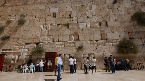 Panning , Men Praying Under The Wailing Wall, Kotel, Jerusalem Video stock 90593074