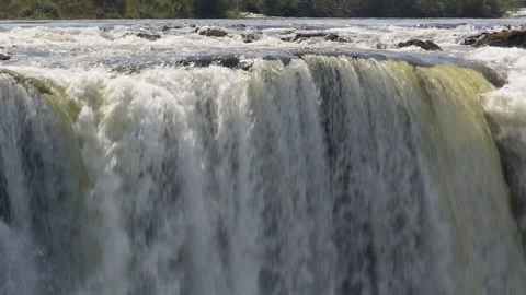 Panning motion of water cascading over cliffs, Victoria Falls, Zimbabwe, Africa Vídeo Stock 140610548
