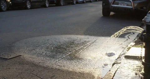 Panning to NYC fire hydrant water flow Stock Footage 129710958