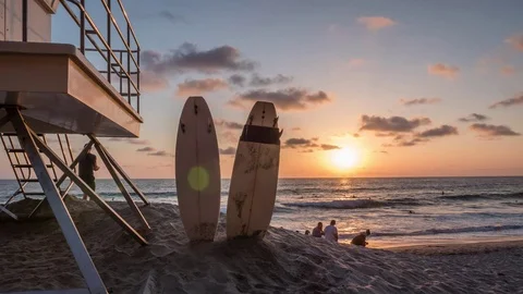 Panning ocean sunset timelapse with surfboards in the foreground Vidéo 73214848