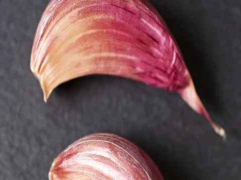 Panning over garlic bulbs Stock Footage