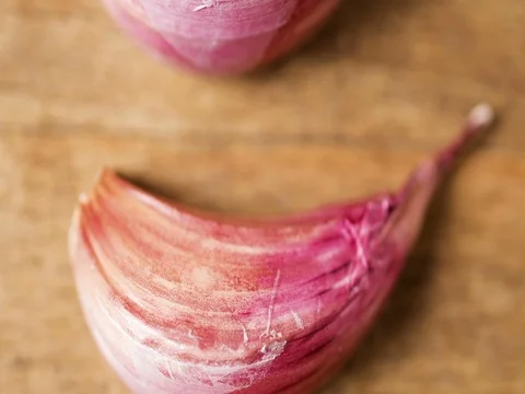 Panning over garlic bulbs Stock Footage