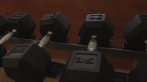 PANNING OVER WEIGHTS IN A GYM Vidéo 107292564