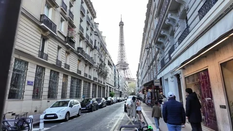 Panning Reveal of Eiffel Tower Framed by a Parisian Street Vídeos de archivo 332602137