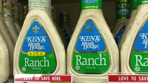 Panning right on bottles of Kens Ranch Salad Dressing at a Publix grocery sto Stock Footage 156901061