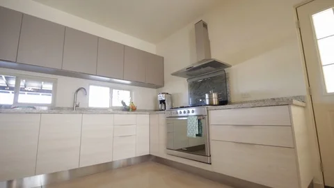 Panning right to left of kitchen large kitchen Vídeos de archivo 115212114