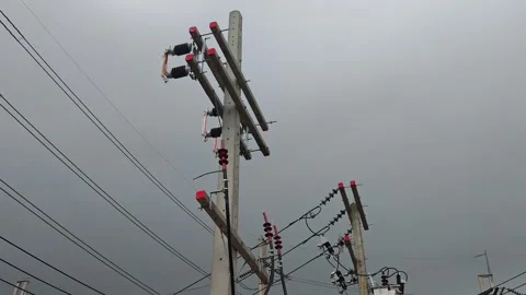 Panning right side view video of new high voltage disconnect switches. Stock-Footage 339022386