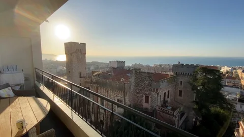 Panning shot above the roofs of Nice at colourful sunset. Vídeo Stock 127332753