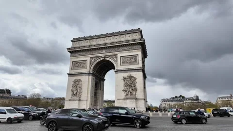 Panning Shot of Arc de Triomphe with Tourist and Roundabout Traffic Vídeos de archivo 332602166